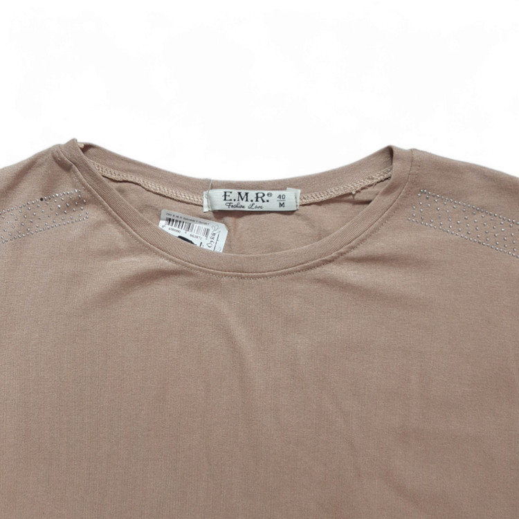 نمای نزدیک نگینکاری تیشرت زنانه ترک E.M.R