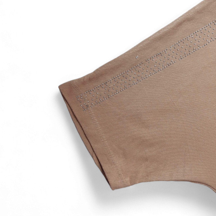 تیشرت کرم زنانه با نگینکاری ظریف نمای بغل