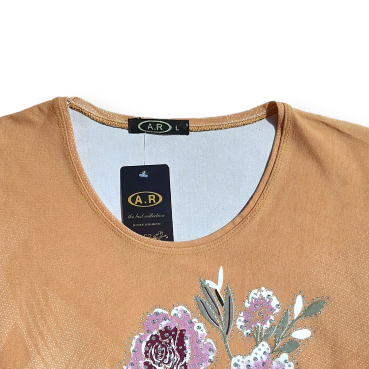 نمای نزدیک بلوز طلایی زنانه با طرح گل و نگین