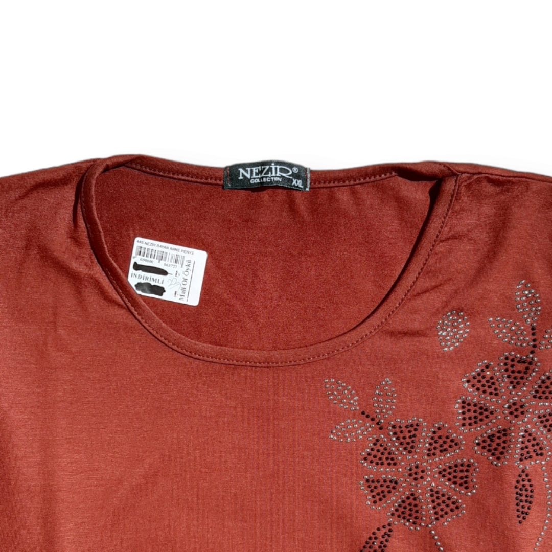 نمای نزدیک از نگینهای ظریف روی بلوز زنانه سایز XXL برند NEZIR