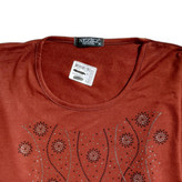 نمای نزدیک از نگینهای ظریف روی بلوز زنانه سایز بزرگ NEZIR