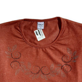 نمای نزدیک از نگینکاری ظریف روی بلوز زنانه موهر سایز بزرگ