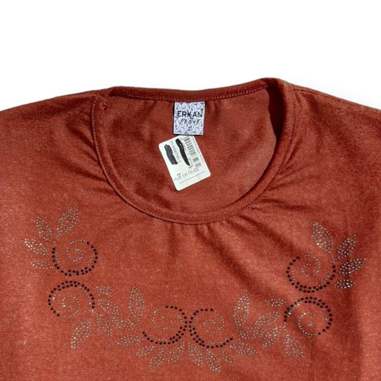 نمای نزدیک از نگینکاری ظریف روی بلوز زنانه موهر سایز بزرگ