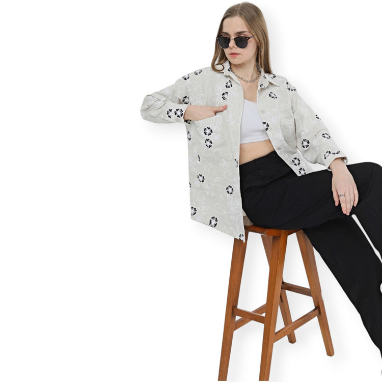 استایل شومیز زنانه گلدار Hellie با رنگ کرم و گلهای مشکی – مناسب تابستان