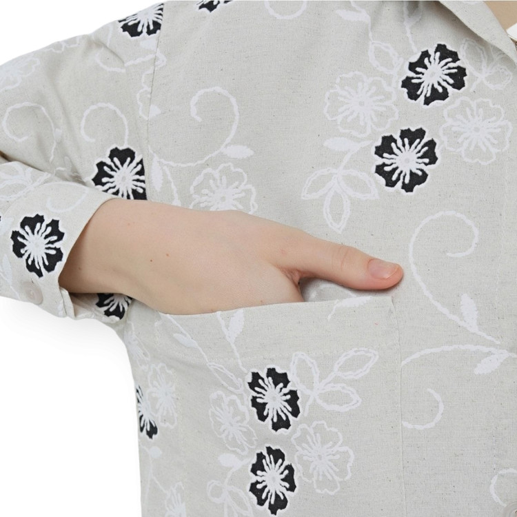 نمای نزدیک پارچه شومیز لینن زنانه ترک – کرم با گلهای مشکی