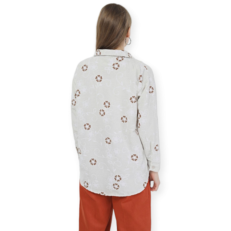 شومیز لینن زنانه رنگ کرم با گلهای قهوهای – نمای پشت لباس