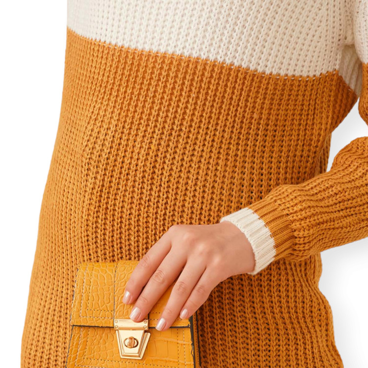 نمای جلوی بلوز یقه اسکی فری سایز با رنگ سفید و خردلی