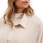 شومیز ساده زنانه ترک رنگ کرم – نمای نیمتنه روی مانکن با استایل روزمره