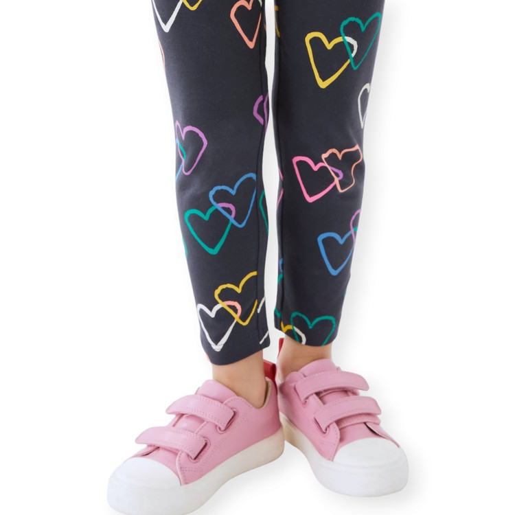 نمای نزدیک از طرح چاپی قلب روی شلوار X-Joy