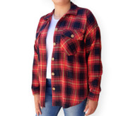 شومیز ترک زنانه رنگ قرمز چهارخانه – نمای بغل با تنخور لش و راحت