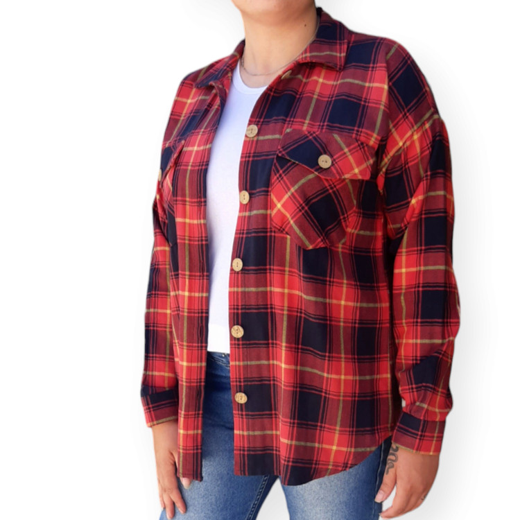 شومیز ترک زنانه رنگ قرمز چهارخانه – نمای بغل با تنخور لش و راحت