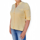 شومیز زنانه چهارخانه لیمویی برند Destra – نمای بغل روی مانکن