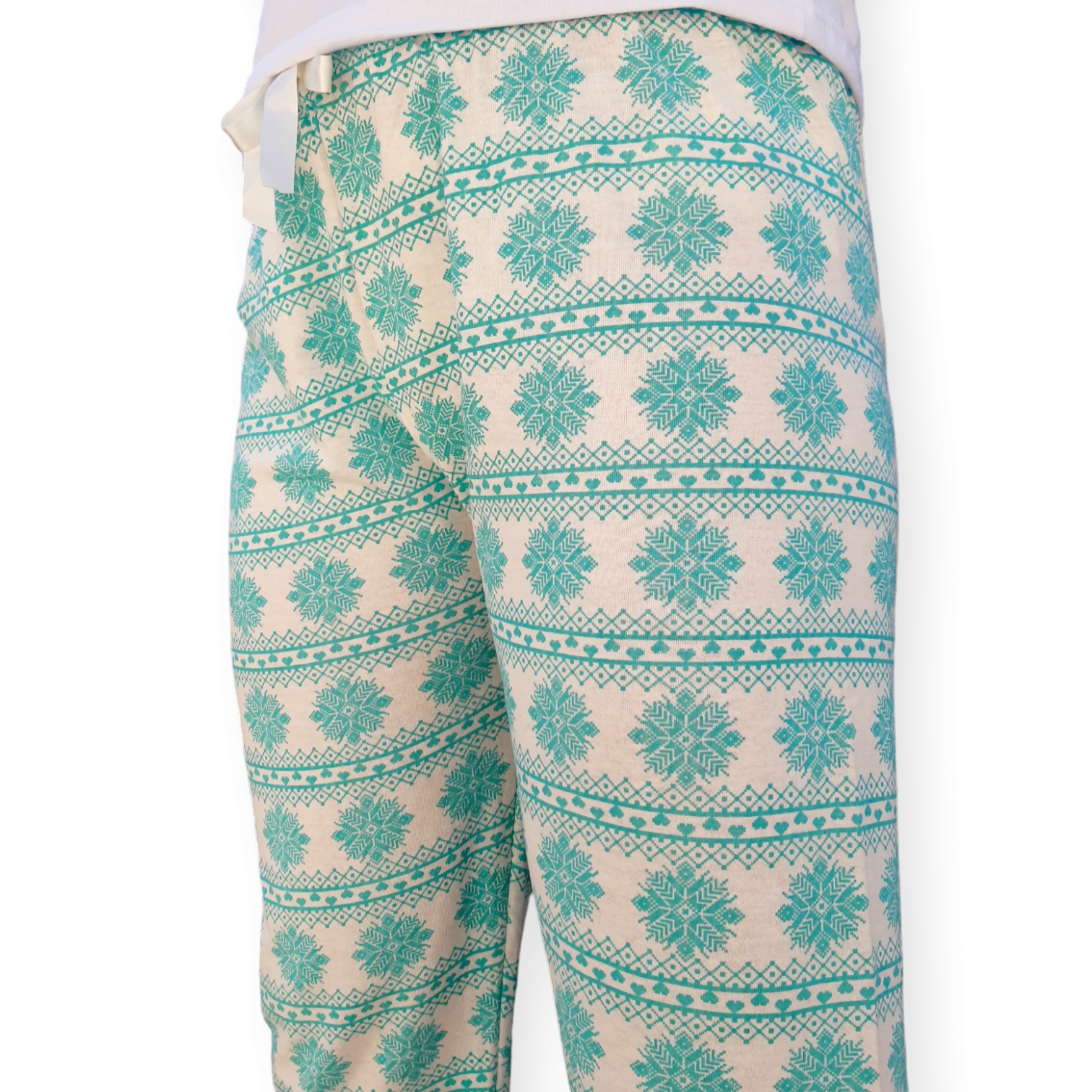 نمای نزدیک از طرح برف آبی روی شلوار راحتی زنانه