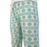 نمای نزدیک از طرح برف آبی روی شلوار راحتی زنانه