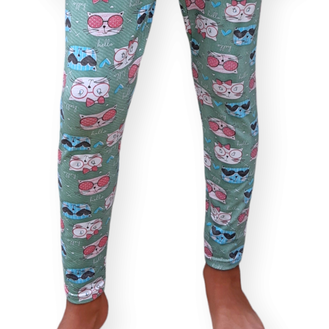 نمای نزدیک از طرح کارتونی گربه روی شلوار