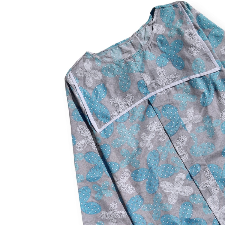 شومیز مانتویی نخی زنانه رنگ طوسی روشن – طرح هاوایی شاد و خنک