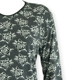 نمای نزدیک از طرح گل رز روی بلوز موهر زنانه سایز بزرگ