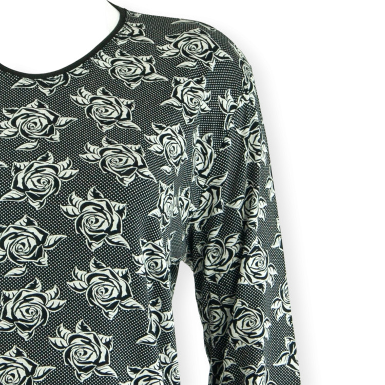 نمای نزدیک از طرح گل رز روی بلوز موهر زنانه سایز بزرگ