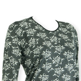 بلوز زنانه مشکی سایز بزرگ برند Nezir طرح گل رز نمای جلو