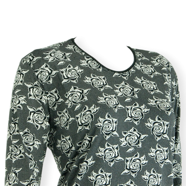 بلوز زنانه مشکی سایز بزرگ برند Nezir طرح گل رز نمای جلو