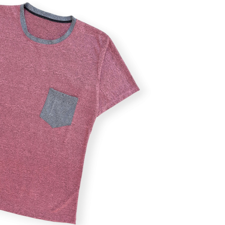 تیشرت زنانه ساده و خنک رنگ صورتی با یک جیب روی سینه نمای نزدیک