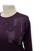 نمای نزدیک از نگینهای ظریف روی بلوز زنانه مجلسی سایز بزرگ