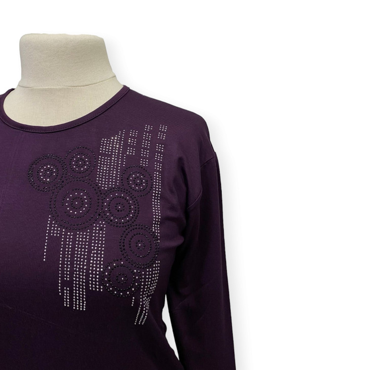 نمای نزدیک از نگینهای ظریف روی بلوز زنانه مجلسی سایز بزرگ