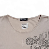 نمای نزدیک از نگینهای ظریف روی بلوز زنانه مجلسی سایز بزرگ کرم رنگ