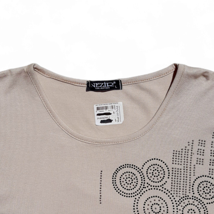 نمای نزدیک از نگینهای ظریف روی بلوز زنانه مجلسی سایز بزرگ کرم رنگ