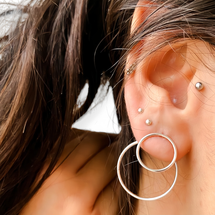 گوشواره حلقهای نقرهای دوبل برای استایل روزمره