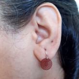 گوشواره زنانه آویزی مدل ماندالا با طراحی مینیمال رنگ قرمز