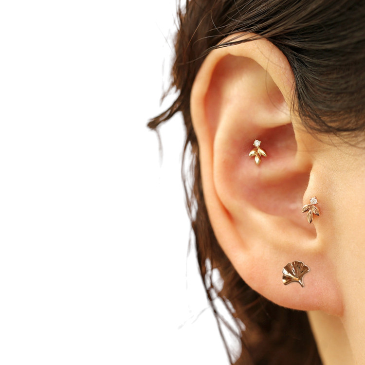 گوشواره زنانه ساده و طریف مدل میخی طلایی با برگ جینکو