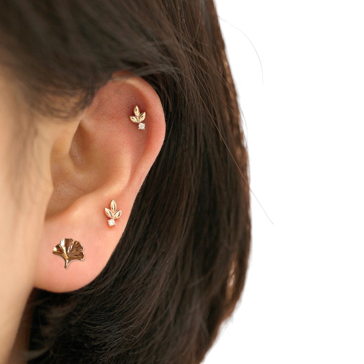 گوشواره مینیمال سبک و خاص زنانه با طراحی برگ از استیل طلایی