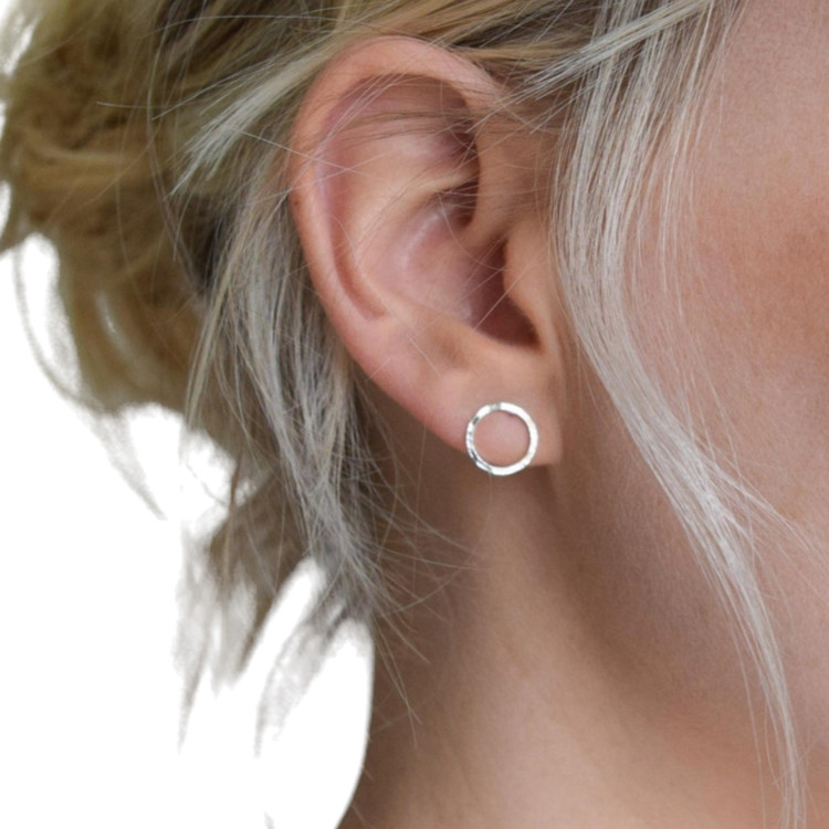 گوشواره ساده و شیک نقرهای زنانه مینیمال