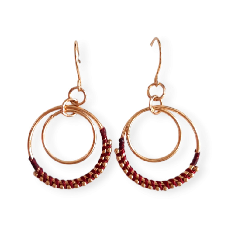 گوشواره استیل آویزی زنانه با طرح دو دایره در هم، رنگ طلایی، طراحی ساده و مینیمال، مناسب استفاده روزمره و مهمانی