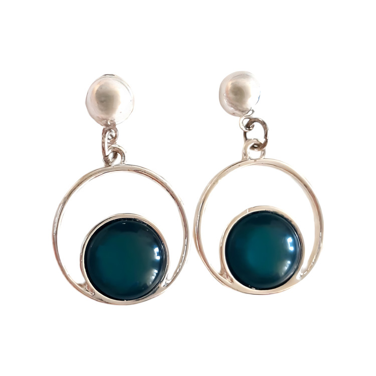 اکسسوری استیل آویزی زنانه نقرهای با طراحی میخی