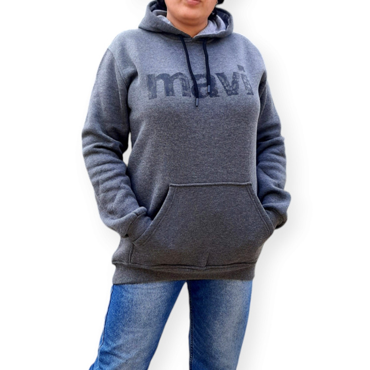 استایل خیابانی با هودی رنگ دودی برند Mavi