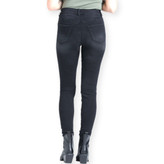 نمای پشت شلوار لی اسکینی زنانه ترک با فرم بدن عالی