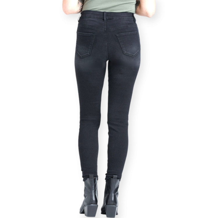 نمای پشت شلوار لی اسکینی زنانه ترک با فرم بدن عالی