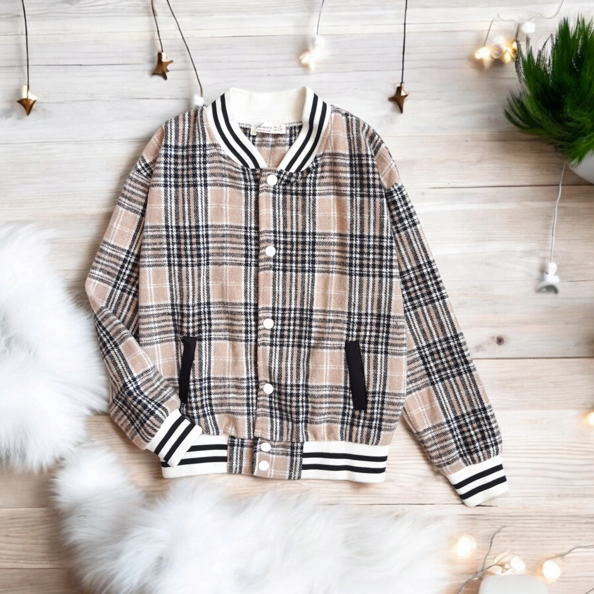 سویشرت پسرانه چهارخانه کرم با طرح بیسبالی و دکمهدار برند Mini Flower