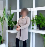 نمای کامل مانتو زنانه بافت خاکی برند Klass با طراحی اسلیمفیت