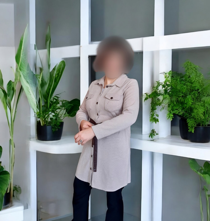 نمای کامل مانتو زنانه بافت خاکی برند Klass با طراحی اسلیمفیت