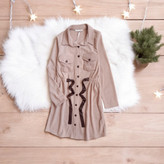 جزئیات کمر چیندار مانتو زنانه جلو بسته ترک رنگ خاکی