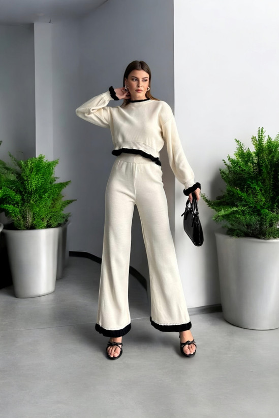 نمای نزدیک بلوز کراپ با یقه و آستین چیندار ست بافت زنانه کرم Sefer Life