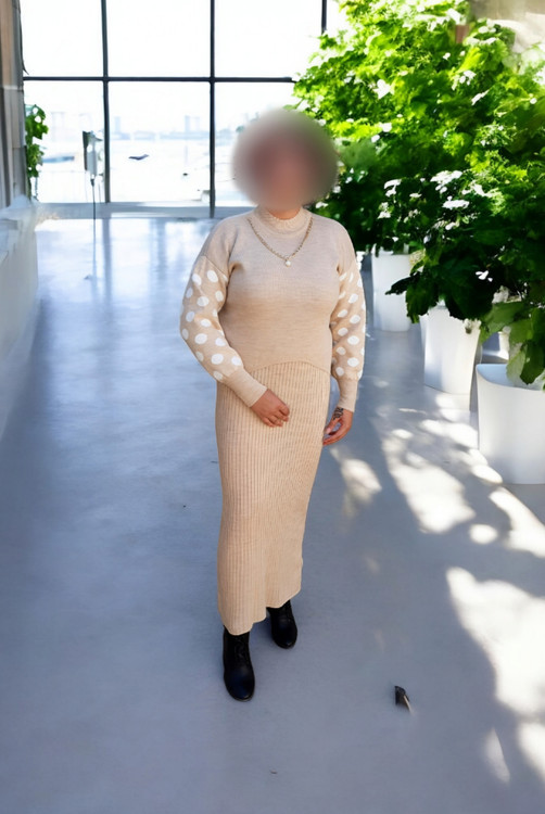 ترکیب کامل بلوز کراپ و سارافون از نمای پشت روی مانکن زنانه