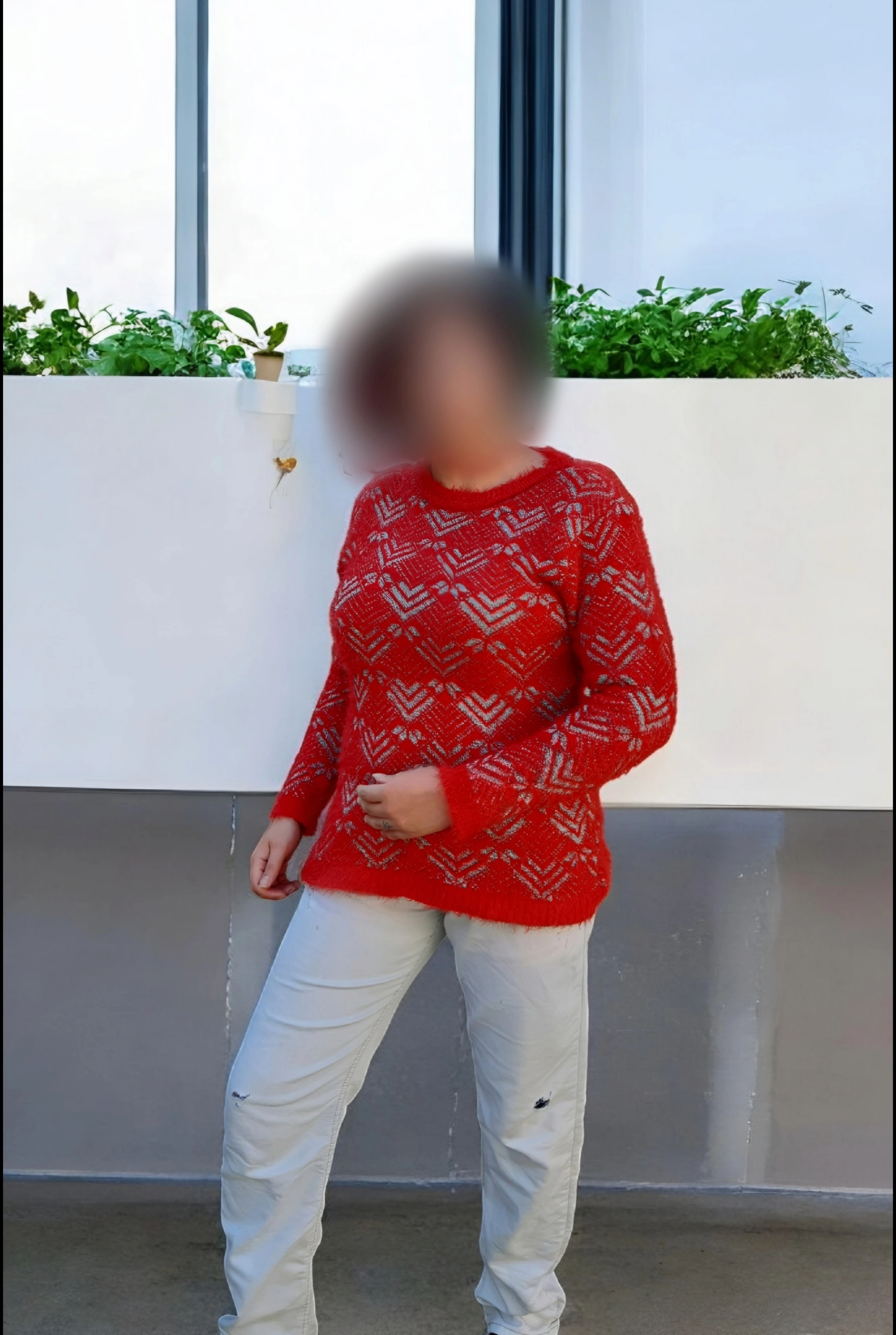 استایل زمستانی با بلوز قرمز خزدار زنانه اورجینال