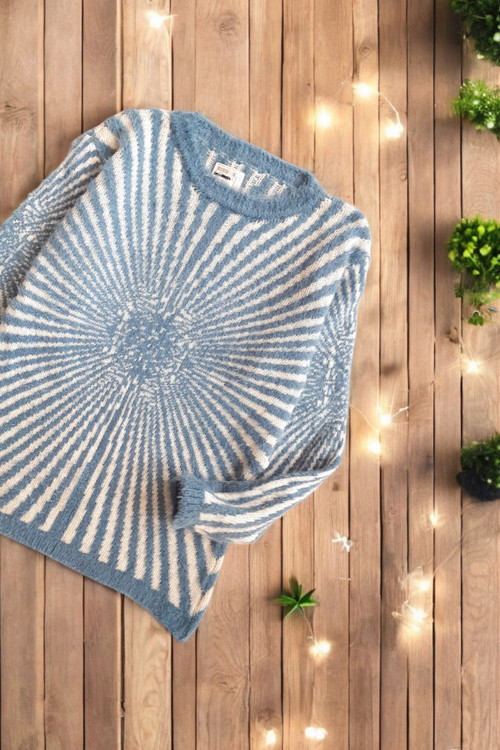 نمای نزدیک بافت نرم و خزدار بلوز زنانه Hayal