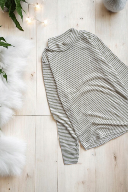 نمای نزدیک بافت راهراه بلوز سبز فسفری زنانه ترک Miss Miray، مناسب استایل روزمره و اسپرت