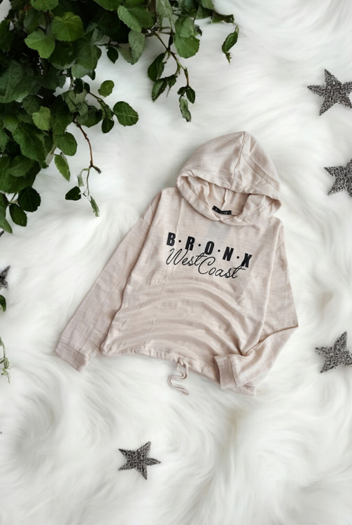 استایل خیابانی زنانه با هودی کرم کراپ مینیمال