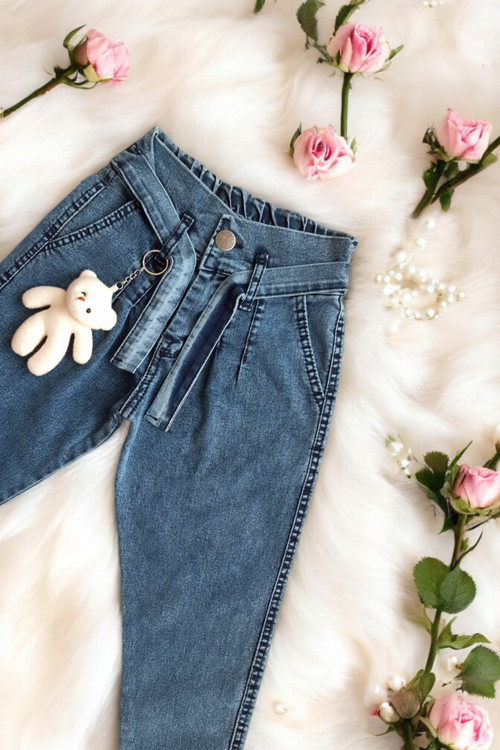 نمای جلوی شلوار لی دخترانه سبک و راحت مناسب برای مهمانی